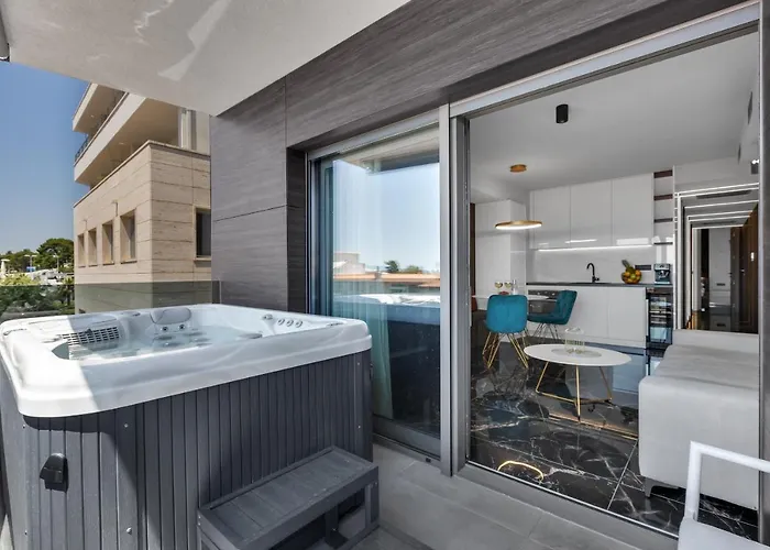 Lux Dolce - Private Hottub Apartment *